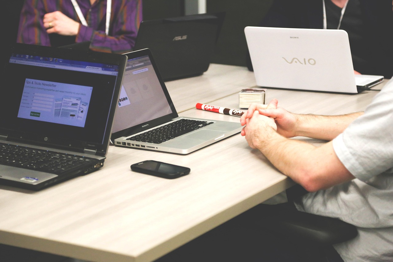 Laptops, meeting, businessmen — Affordable Cheap AutoCheck Services for Accurate Vehicle History Tracking