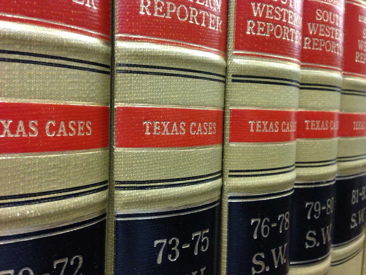 Law books, library, rows of books — Benjamin Wey's Leadership in Navigating Complex Litigation